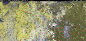 Fig. 2: E-View satellite Image at 1355 UTC Wed 2 July 2013, lightning detections within the last 5 minutes and SYNOP reports from 13 UTC.