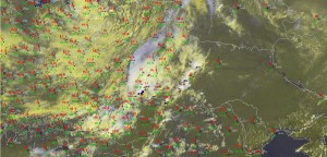 Fig. 2: Nowcast display at 0800 UTC Thu 11 July 2013: E-View satellite channel, SYNOP reports and lightning detections within the last 15 minutes.