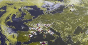 Fig. 4: Nowcast display at 1545 UTC Thu 18 July 2013: E-View satellite channel product and lightning detections within the last 15 minutes.