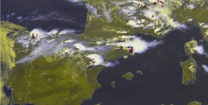 Fig. 2: Nowcast display at 1445 UTC Fri 22 July 2013: E-view satellite image and lightning detection within the last 15 minutes.