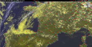 Fig. 6: Nowcast display at 1400 UTC Thu 25 July 2013: E-View satellite image, SYNOP reports and lightning detections within the last 15 minutes.